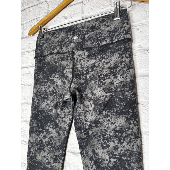 ALO Yoga‎ Women's Cropped Leggings Acid Wash Mid Rise Measured Size Small - Picture 4 of 7